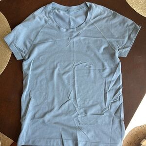 Women’s Lululemon shirt